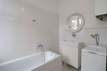 Koupelna - Pronájem bytu 1+kk v osobním vlastnictví 26 m², Praha 7 - Holešovice