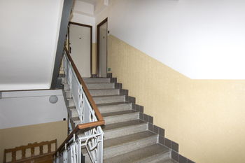 schodiště v domě - Pronájem bytu 2+1 v osobním vlastnictví 54 m², Praha 4 - Nusle