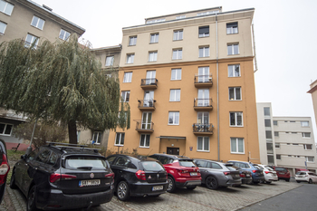 pohled na dům - Pronájem bytu 2+1 v osobním vlastnictví 54 m², Praha 4 - Nusle
