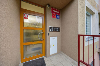 pohled na vstup do domu - Prodej bytu 3+1 v osobním vlastnictví 69 m², Ústí nad Labem