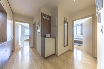 Chodba a zádveří - Pronájem bytu 2+kk v osobním vlastnictví 54 m², Praha 4 - Kamýk