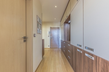 Chodba s vestavěnými skříněmi - Pronájem bytu 2+kk v osobním vlastnictví 54 m², Praha 4 - Kamýk