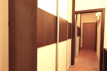 vstupní chodba s vestavěnou skříní - Prodej bytu 3+1 v osobním vlastnictví 73 m², České Budějovice