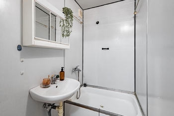 Koupelna. - Prodej bytu 2+kk v osobním vlastnictví 46 m², Tábor