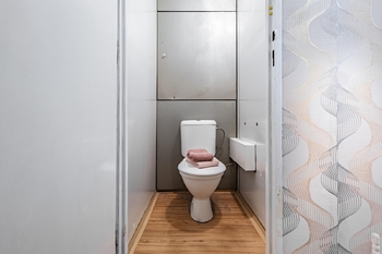 Toaleta. - Prodej bytu 2+kk v osobním vlastnictví 46 m², Tábor