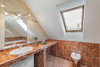 Koupelna. - Prodej bytu 4+1 v osobním vlastnictví 140 m², Jindřichův Hradec