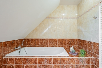 Koupelna. - Prodej bytu 4+1 v osobním vlastnictví 140 m², Jindřichův Hradec