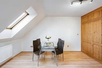 Jídelní kout. - Prodej bytu 4+1 v osobním vlastnictví 140 m², Jindřichův Hradec