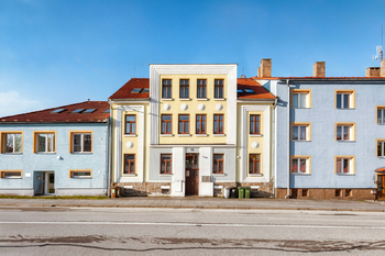 Pohled na dům. - Prodej bytu 4+1 v osobním vlastnictví 140 m², Jindřichův Hradec