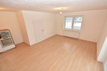 Obývací pokoj s kuchyňským koutem s výhledem a vstupem na terasu a zahradu.  - Prodej bytu 3+kk v osobním vlastnictví 76 m², Polerady