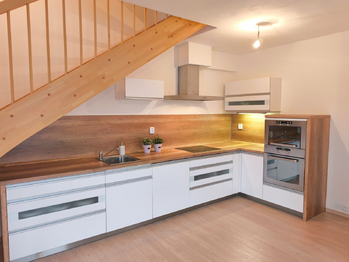 Obývací pokoj s kuchyňským koutem s výhledem a vstupem na terasu a zahradu.  - Prodej bytu 3+kk v osobním vlastnictví 76 m², Polerady