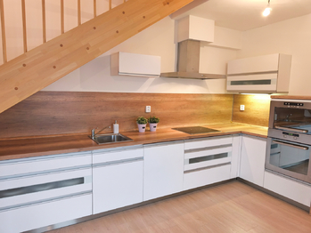 Obývací pokoj s kuchyňským koutem s výhledem a vstupem na terasu a zahradu.  - Prodej bytu 3+kk v osobním vlastnictví 76 m², Polerady