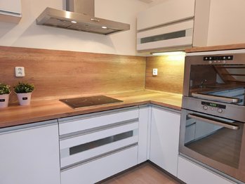 Obývací pokoj s kuchyňským koutem s výhledem a vstupem na terasu a zahradu.  - Prodej bytu 3+kk v osobním vlastnictví 76 m², Polerady