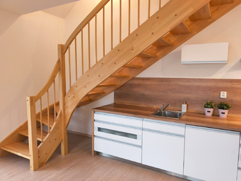 Obývací pokoj s kuchyňským koutem s výhledem a vstupem na terasu a zahradu.  - Prodej bytu 3+kk v osobním vlastnictví 76 m², Polerady