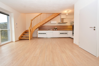 Obývací pokoj s kuchyňským koutem s výhledem a vstupem na terasu a zahradu.  - Prodej bytu 3+kk v osobním vlastnictví 76 m², Polerady