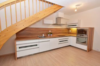 Obývací pokoj s kuchyňským koutem s výhledem a vstupem na terasu a zahradu.  - Prodej bytu 3+kk v osobním vlastnictví 76 m², Polerady