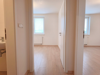 V patře koupelna a dvě samostatné ložnice. - Prodej bytu 3+kk v osobním vlastnictví 76 m², Polerady