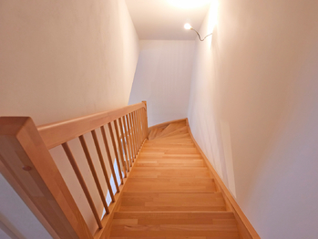 Schody do patra. - Prodej bytu 3+kk v osobním vlastnictví 76 m², Polerady