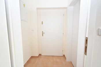 Vstupní chodba do bytu. - Prodej bytu 3+kk v osobním vlastnictví 76 m², Polerady