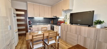 Obývací pokoj s kuchyňským koutem  - Prodej bytu 2+kk v osobním vlastnictví 44 m², Brno