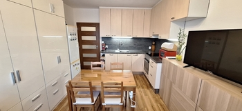 Obývací pokoj s kuchyňským koutem  - Prodej bytu 2+kk v osobním vlastnictví 44 m², Brno 