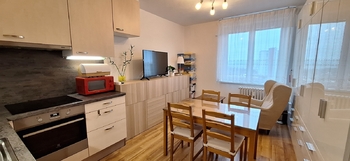 Obývací pokoj s kuchyňským koutem  - Prodej bytu 2+kk v osobním vlastnictví 44 m², Brno