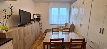 Obývací pokoj s kuchyňským koutem  - Prodej bytu 2+kk v osobním vlastnictví 44 m², Brno