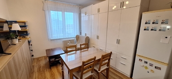 Obývací pokoj s kuchyňským koutem  - Prodej bytu 2+kk v osobním vlastnictví 44 m², Brno