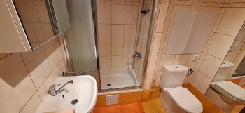 Koupelna s WC - Prodej bytu 2+kk v osobním vlastnictví 44 m², Brno