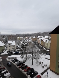 Výhled z ložnice a kuchyně - Prodej bytu 3+1 v osobním vlastnictví 60 m², Aš