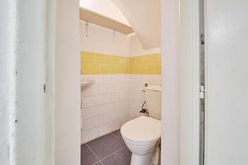 Toaleta s umývadlem - Pronájem obchodních prostor 38 m², Praha 1 - Nové Město