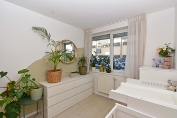 Prostorná samostatná ložnice s okny do zahrady.  - Prodej bytu 2+kk v osobním vlastnictví 52 m², Praha 9 - Hostavice