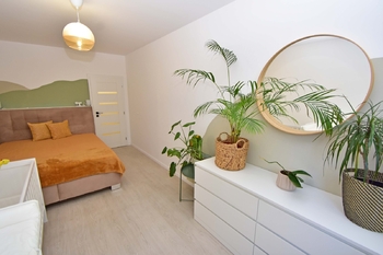 Prostorná samostatná ložnice s okny do zahrady.  - Prodej bytu 2+kk v osobním vlastnictví 52 m², Praha 9 - Hostavice