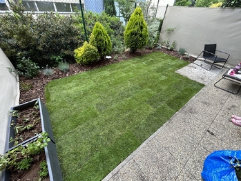 Zahrada a terasa u bytu.  - Prodej bytu 2+kk v osobním vlastnictví 52 m², Praha 9 - Hostavice