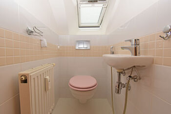 Samostatná toaleta s umyvadlem.  - Prodej bytu 3+kk v osobním vlastnictví 82 m², Praha 9 - Čakovice