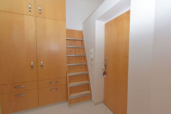 Vstupní chodba s vestavnou šatní skříní, vestavným botníkem ve schodišti a patrem. - Prodej bytu 3+kk v osobním vlastnictví 82 m², Praha 9 - Čakovice