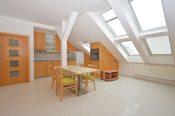 Kuchyňský kout, jídelní kout a obývací pokoj.  - Prodej bytu 3+kk v osobním vlastnictví 82 m², Praha 9 - Čakovice