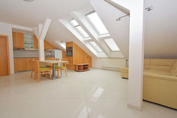 Kuchyňský kout, jídelní kout a obývací pokoj.  - Prodej bytu 3+kk v osobním vlastnictví 82 m², Praha 9 - Čakovice