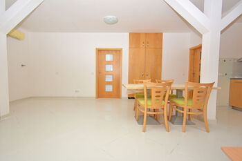 Kuchyňský kout, jídelní kout a obývací pokoj.  - Prodej bytu 3+kk v osobním vlastnictví 82 m², Praha 9 - Čakovice