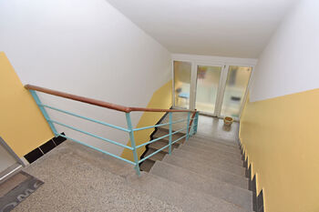 Společné prostory domu - schodiště k bytu. - Prodej bytu 3+kk v osobním vlastnictví 82 m², Praha 9 - Čakovice