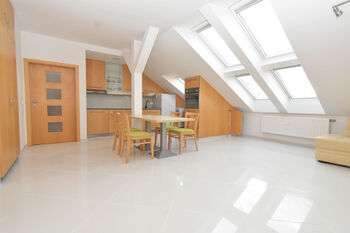 Kuchyňský kout, jídelní kout a obývací pokoj.  - Prodej bytu 3+kk v osobním vlastnictví 82 m², Praha 9 - Čakovice