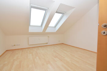 Ložnice / dětský pokoj s vestavnou šatní skříní..  - Prodej bytu 3+kk v osobním vlastnictví 82 m², Praha 9 - Čakovice