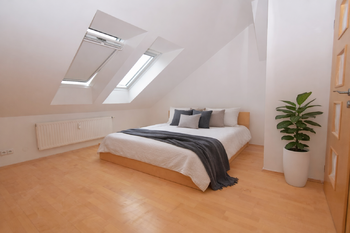 Ložnice s vestavnými šatními skříněmi a manželskou postelí.  - Prodej bytu 3+kk v osobním vlastnictví 82 m², Praha 9 - Čakovice