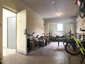 společná kolárna - Prodej bytu 2+1 v družstevním vlastnictví 55 m², Duchcov