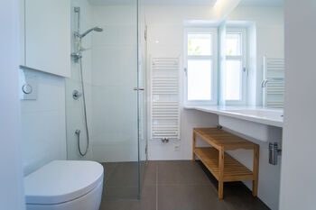 Koupelna se sprchovým koutem a WC - Pronájem bytu 2+kk v osobním vlastnictví 41 m², Poděbrady