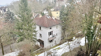 Pohled na dům - Pronájem bytu 2+1 v osobním vlastnictví 65 m², Praha 5 - Hlubočepy