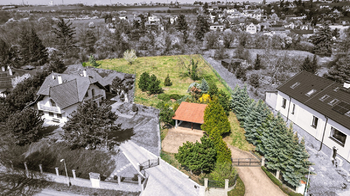 pohled na pozemek od jihu - Prodej pozemku 1550 m², Praha 5 - Lochkov