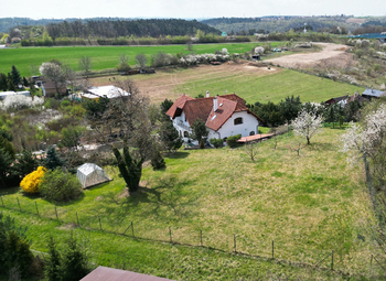 východní pohled - Prodej pozemku 1550 m², Praha 5 - Lochkov