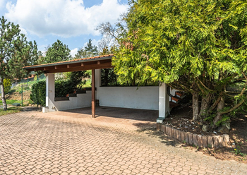 detail garáže - Prodej pozemku 1550 m², Praha 5 - Lochkov