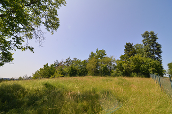 detail pozemku pohled z jihovýchodu - Prodej pozemku 1550 m², Praha 5 - Lochkov